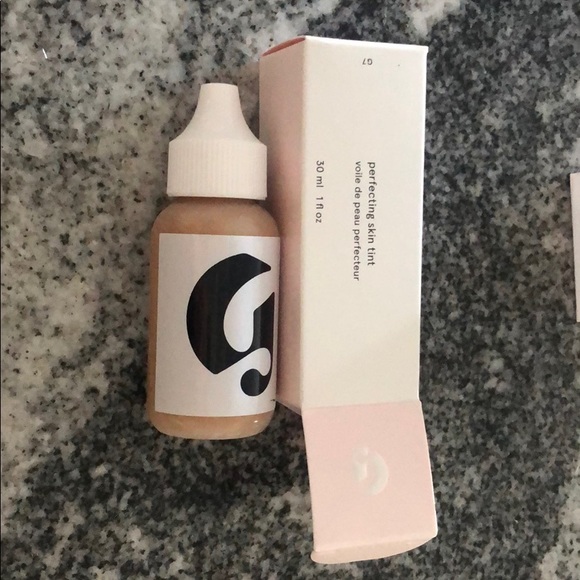 Glossier skin tint and concealer - Picture 2 of 7